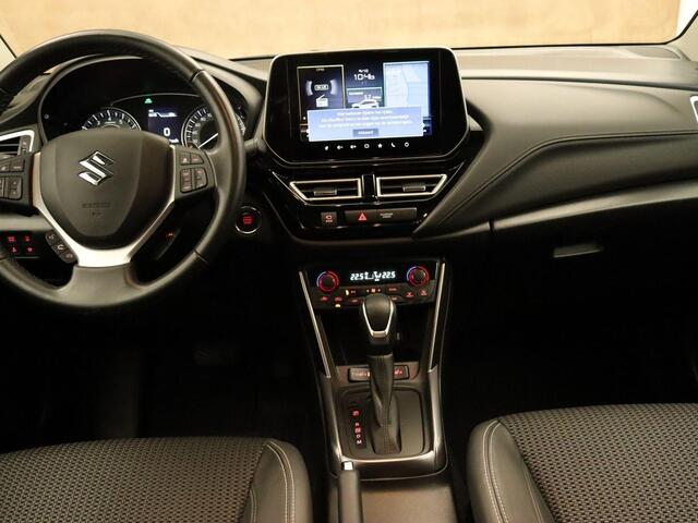 Suzuki S-Cross 1.5 Hybrid Style - AFNEEMBARE TREKHAAK 1200KG GEREMD TREKGEWICHT - PARKEERSENSOREN VOOR EN ACHTER - 360 GRADEN CAMERA - DODEHOEK DETECTIE - STOEL VERWARMING - NAVIGATIE - APPLE CARPLAY/ANDROID AUTO - KEYLESS ENTRY & START