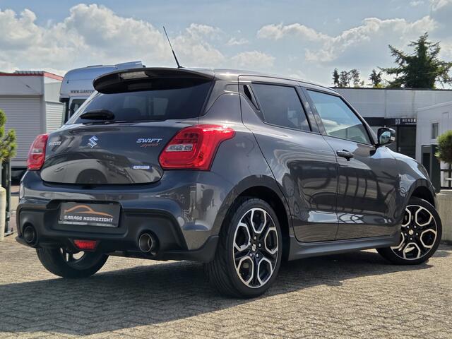 Suzuki SWIFT 1.4 Sport Smart Hybrid NAVIGATIE|CAMERA|CRUISE CONTROL|KEY LESSGO & ENTRY|GETINT GLAS|17 INCH|1E EIGENAAR|DEALER ONDERHOUDEN Maandag tot Vrijdag geopend van 09.00 tot 20.00 uur en Zaterdag van 09.00 tot 18.00 uur