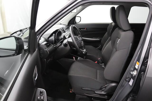 Suzuki SWIFT 1.2 Style Smart Hybrid | Trekhaak | Dodehoek Detectie | Navigatie | Stoelverwarming | Cruise Control |