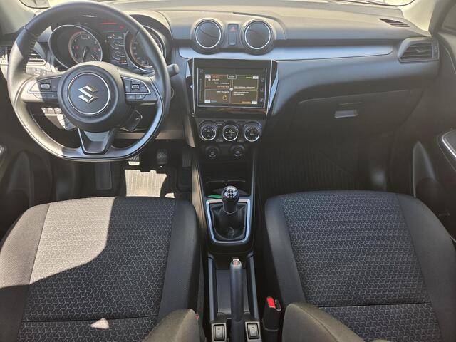 Suzuki SWIFT 1.2 Style Smart Hybrid / Sport Uitlaat / Dodehoekdetectie / Stoelverwarming / Achteruitrijcamera / Adaptieve Cruise Control / Navigatie / Apple Carplay / Android Auto /