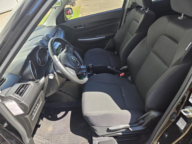 Suzuki SWIFT 1.2 Style Smart Hybrid / Sport Uitlaat / Dodehoekdetectie / Stoelverwarming / Achteruitrijcamera / Adaptieve Cruise Control / Navigatie / Apple Carplay / Android Auto /