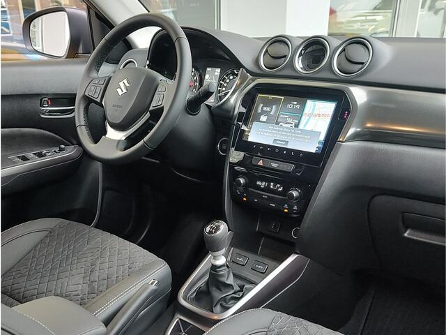 Suzuki VITARA 1.4 BOOSTJERT STYLE SMART HYBRID DIRECT BESCHIKBAAR | Met 6 JAAR GARANTIE! | Inclusief ¤ 2.000,- Voorraad Voordeel