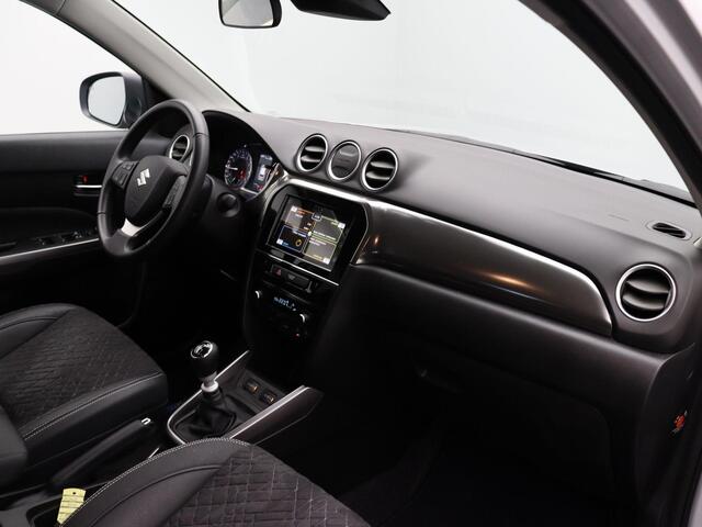Suzuki VITARA 1.4 Boosterjet Style Smart Hybrid | Navigatie | Parkeersensoren voor en achter | Stoelverwarming | Trekhaak |