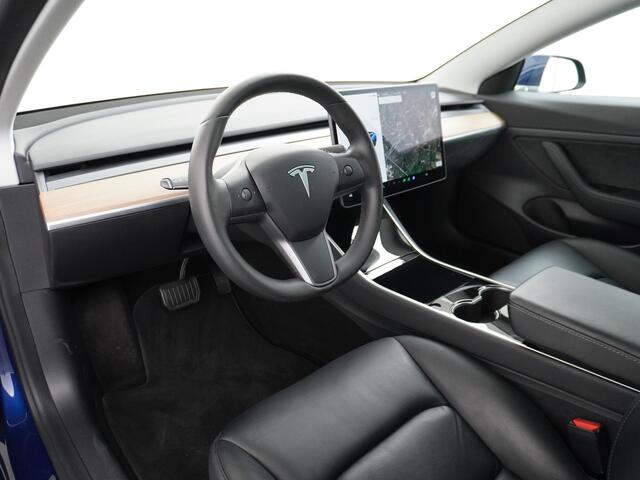 Tesla Model 3 RWD SR+ 60kWh 325PK Lmv 18" AutoPilot Leder PanoDak Adaptive-Cruise Lmv Camera's Elektr.-Stuur+Stoelen+Spiegels+Geheugen+Easy-Entry+Verwarmde stoelen Park assistent PDC WIFI Lane-Assist Speed-Assist Navi LED Comfortstoelen ACC DAB Keyless en Voorverwarmen
