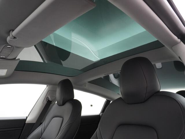 Tesla Model 3 RWD SR+ 60kWh 325PK Lmv 18" AutoPilot Leder PanoDak Adaptive-Cruise Lmv Camera's Elektr.-Stuur+Stoelen+Spiegels+Geheugen+Easy-Entry+Verwarmde stoelen Park assistent PDC WIFI Lane-Assist Speed-Assist Navi LED Comfortstoelen ACC DAB Keyless en Voorverwarmen