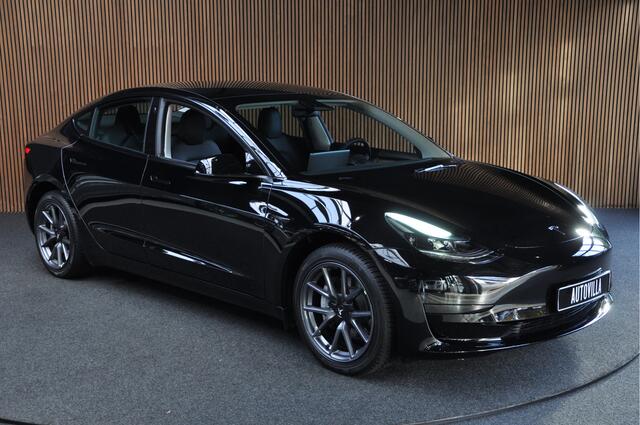 Tesla Model 3 RWD ACC Autopilot Stuurverwarm. PDC Leer Navi Panoramadak 360° Elektr. achterklep Stoelverwarming voor & achter Climate voor & achter LM velgen BTW auto! Nieuw!