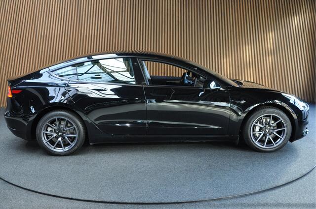 Tesla Model 3 RWD ACC Autopilot Stuurverwarm. PDC Leer Navi Panoramadak 360° Elektr. achterklep Stoelverwarming voor & achter Climate voor & achter LM velgen BTW auto! Nieuw!