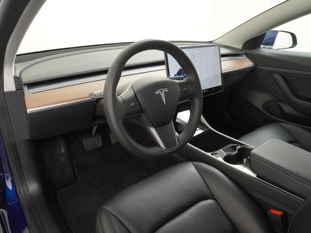 Tesla Model 3 RWD SR+ 60kWh 325PK Trekhaak FSD 3-Computer 18" AutoPilot Leder PanoDak Adaptive-Cruise Lmv Camera's Elektr.-Stuur+Stoelen+Spiegels+Geheugen+Easy-Entry+Verwarmde stoelen Park assistent PDC WIFI Lane-Assist Speed-Assist Navi LED Comfortstoelen ACC DAB Voor