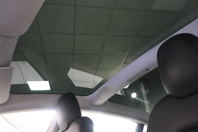 Tesla Model 3 Standard RWD Plus 60 kWh | Camera | Autopilot | Climate Control | Panoramadak | Trekhaak | 19" Lichtmetaal |