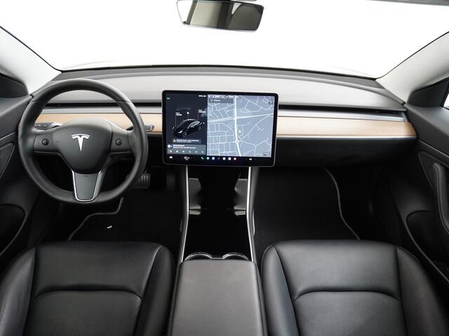 Tesla Model 3 RWD SR+ 60kWh 325PK TREKHAAK FSD 3-Computer 18" AutoPilot Leder PanoDak Adaptive-Cruise Lmv Camera's Elektr.-Stuur+Stoelen+Spiegels+Geheugen+Easy-Entry+Verwarmde stoelen Park assistent PDC WIFI Lane-Assist Speed-Assist Navi LED Comfortstoelen ACC DAB Voor