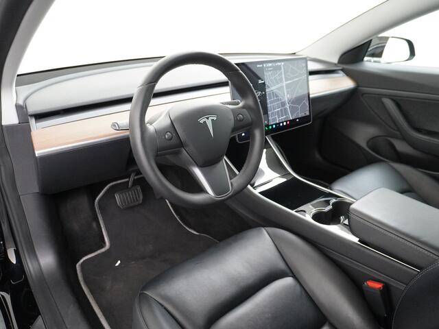 Tesla Model 3 RWD SR+ 60kWh 325PK TREKHAAK FSD 3-Computer 18" AutoPilot Leder PanoDak Adaptive-Cruise Lmv Camera's Elektr.-Stuur+Stoelen+Spiegels+Geheugen+Easy-Entry+Verwarmde stoelen Park assistent PDC WIFI Lane-Assist Speed-Assist Navi LED Comfortstoelen ACC DAB Voor