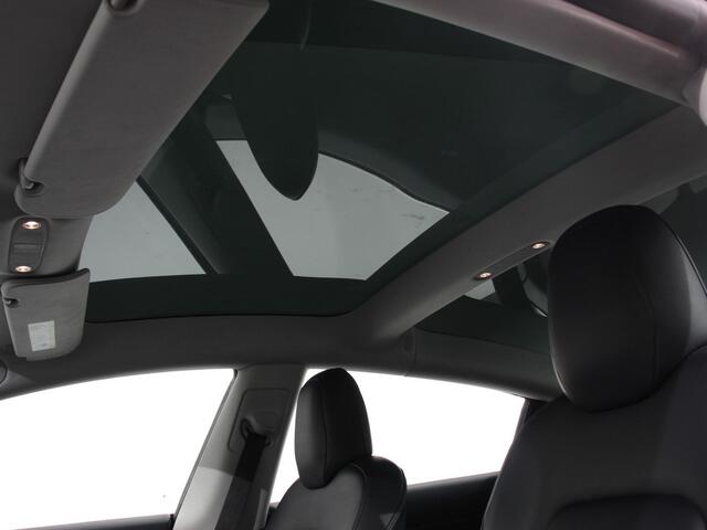 Tesla Model 3 Standard RWD Plus 60 kWh | Panorama dak | Navigatie | Leder | PDC VA | Camera |19" Sport Wheels