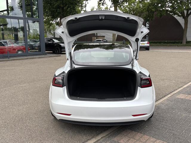 Tesla Model 3 Standard RWD Plus 60 kWh | LFP-accu | Facelift model | Elektrische kofferbak | 19-inch velgen | Panoramadak | Autopilot | Performance spoiler | Rijklaar met 12 maanden BOVAG-garantie