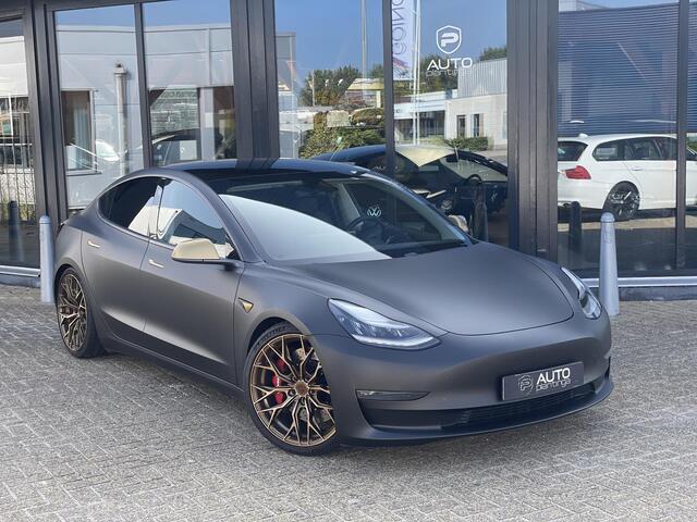 Tesla Model 3 Performance AWD 75 kWh 462PK | BREMBO Performance Remmen | KW Schroefset | Dealer Onderhouden | Zwarte Wrap | Concaver Wielen | Autopilot | Volledig Zwart Premium Leder | Performance Pedalen |