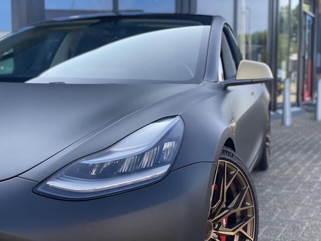 Tesla Model 3 Performance AWD 75 kWh 462PK | BREMBO Performance Remmen | KW Schroefset | Dealer Onderhouden | Zwarte Wrap | Concaver Wielen | Autopilot | Volledig Zwart Premium Leder | Performance Pedalen |