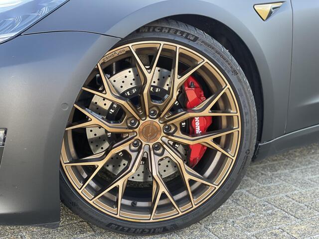 Tesla Model 3 Performance AWD 75 kWh 462PK | BREMBO Performance Remmen | KW Schroefset | Dealer Onderhouden | Zwarte Wrap | Concaver Wielen | Autopilot | Volledig Zwart Premium Leder | Performance Pedalen |