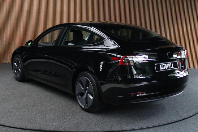 Tesla Model 3 RWD Autopilot ACC Stuurverwarm. PDC Leer Navi Panoramadak 360° Elektr. achterklep Stoelverwarming voor & achter Climate voor & achter LM velgen BTW auto! Nieuw!