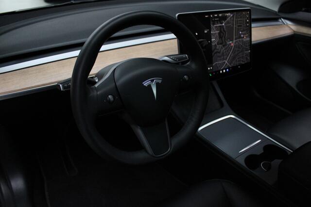 Tesla Model 3 RWD Autopilot ACC Stuurverwarm. PDC Leer Navi Panoramadak 360° Elektr. achterklep Stoelverwarming voor & achter Climate voor & achter LM velgen BTW auto! Nieuw!