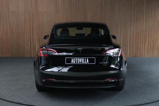 Tesla Model 3 RWD Autopilot ACC Stuurverwarm. PDC Leer Navi Panoramadak 360° Elektr. achterklep Stoelverwarming voor & achter Climate voor & achter LM velgen BTW auto! Nieuw!