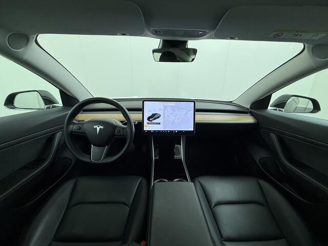 Tesla Model 3 RWD SR+ 325PK Trekhaak Lmv 18" AutoPilot FSD Leder Pano-dak Adaptive-Cruise Camera's Elektr.-Stuur+Stoelen+Spiegels+Geheugen+Easy-Entry+Verwarmde stoelen Park assistent Pdc WIFI Lane-Assist Speed-Assist SOH 92% Navi LED Comfortstoelen ACC DAB Voorverwarme