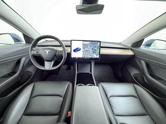 Tesla Model 3 SR Plus 325PK Lmv 18" AutoPilot FSD Leder Pano-dak Adaptive-Cruise Camera's Elektr.-Stuur+Stoelen+Spiegels+Geheugen+Easy-Entry+Verwarmde stoelen Park assistent Pdc WIFI Lane-Assist Speed-Assist Navi LED Comfortstoelen ACC DAB Voorverwarmen interieur via A