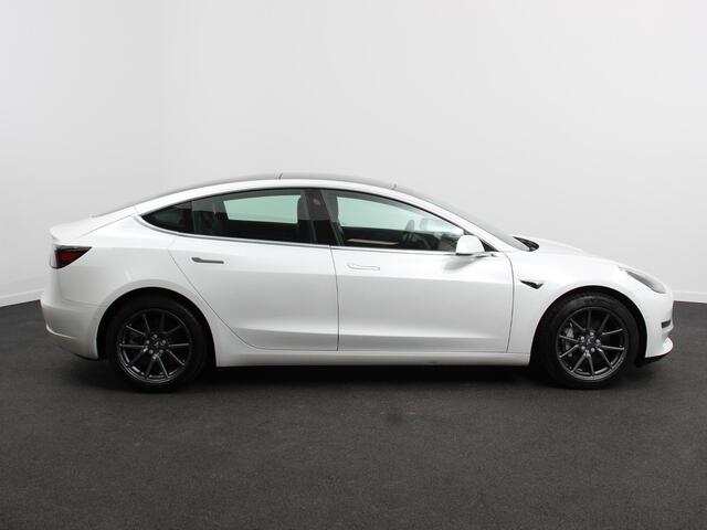 Tesla Model 3 Long Range AWD 75 kWh Navigatie Panorama dak 360 camera Parkeersensoren Stoelverwarming 19" lichtmetalen velgen Ledverlichting Leder Climate Control