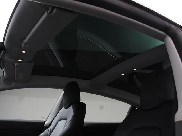 Tesla Model 3 Long Range AWD 75 kWh Navigatie Panorama dak 360 camera Parkeersensoren Stoelverwarming 19" lichtmetalen velgen Ledverlichting Leder Climate Control