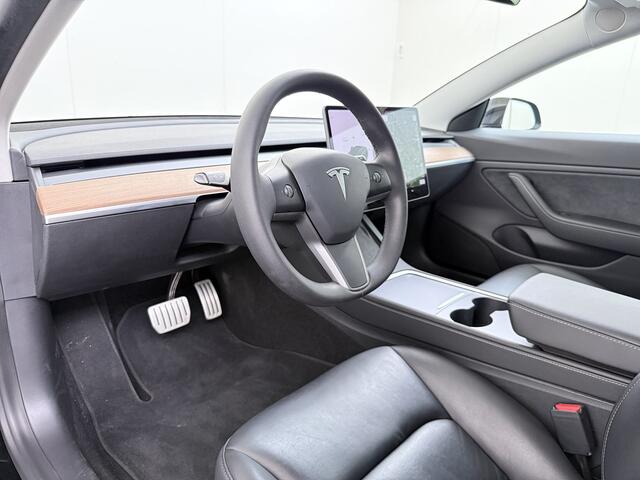 Tesla Model 3 Performance AWD 513PK Facelift Warmtepomp Lmv 20" Panoramadak Adap.Cruise Elek.Verwarmde Stoelen+Memory Inductieladen Navi Camera's Ecc Leder SOH 85.6% Led Pdc Privacy Glas Elek.Achterklep Keyless 4WD Fabrieksgarantie op Accu en Motor tot 18-02-2029/192.0