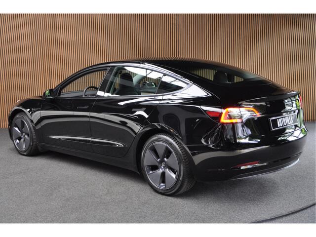Tesla Model 3 RWD SOH: 95.9% Panodak Leer 360° ACC Climate Stuur- & Stoelverwarming voor & achter LM velgen PDC Elektr. achterklep Elektr. verst. stuurwiel Elektr. verstelb. stoelen Metallic lak 1e Eigenaar BTW auto