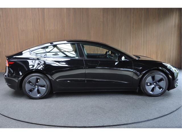 Tesla Model 3 RWD SOH: 95.9% Panodak Leer 360° ACC Climate Stuur- & Stoelverwarming voor & achter LM velgen PDC Elektr. achterklep Elektr. verst. stuurwiel Elektr. verstelb. stoelen Metallic lak 1e Eigenaar BTW auto