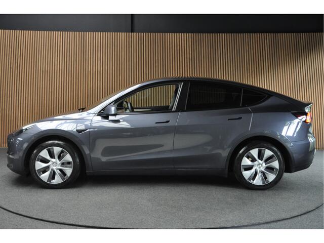 Tesla Model Y Long Range Dual Motor AWD 514pk Afn. trekhaak Navi Camera Leer Warmtepomp ACC Autopilot PDC Elektr. achterklep Stoelverwarmimg voor en achter Stuurverwarming Optie: Full Self-Driving Capability Afneembaar trekhaak BTW auto