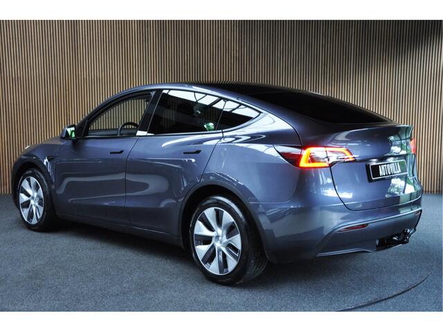 Tesla Model Y Long Range Dual Motor AWD 514pk Afn. trekhaak Navi Camera Leer Warmtepomp ACC Autopilot PDC Elektr. achterklep Stoelverwarmimg voor en achter Stuurverwarming Optie: Full Self-Driving Capability Afneembaar trekhaak BTW auto