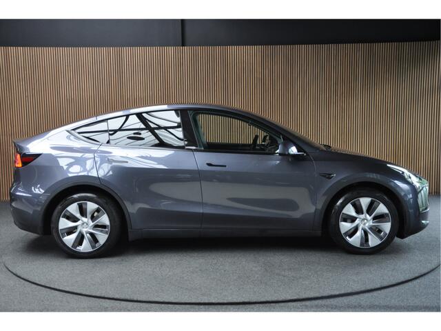 Tesla Model Y Long Range Dual Motor AWD 514pk Afn. trekhaak Navi Camera Leer Warmtepomp ACC Autopilot PDC Elektr. achterklep Stoelverwarmimg voor en achter Stuurverwarming Optie: Full Self-Driving Capability Afneembaar trekhaak BTW auto