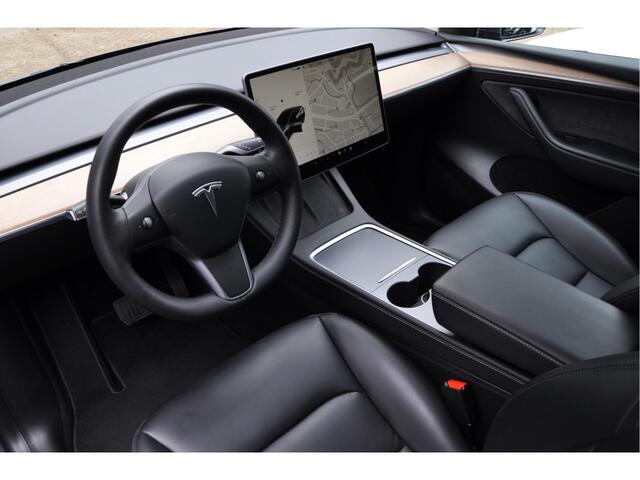 Tesla Model Y Long Range Dual Motor AWD 514pk Afn. trekhaak Navi Camera Leer Warmtepomp ACC Autopilot PDC Elektr. achterklep Stoelverwarmimg voor en achter Stuurverwarming Optie: Full Self-Driving Capability Afneembaar trekhaak BTW auto