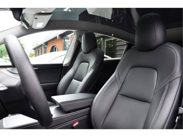 Tesla Model Y Long Range Dual Motor AWD 514pk Afn. trekhaak Navi Camera Leer Warmtepomp ACC Autopilot PDC Elektr. achterklep Stoelverwarmimg voor en achter Stuurverwarming Optie: Full Self-Driving Capability Afneembaar trekhaak BTW auto