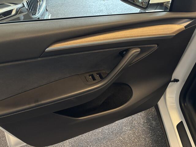 Tesla Model Y Long Range AWD 75 kWh / dec '21 - incl BTW - Leer / Panoramadak / 20 inch / Camera's / BLIS / Afn Trekhaak - 1e Eig -