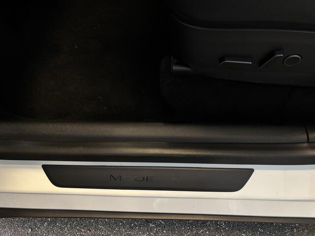 Tesla Model Y Long Range AWD 75 kWh / dec '21 - incl BTW - Leer / Panoramadak / 20 inch / Camera's / BLIS / Afn Trekhaak - 1e Eig -