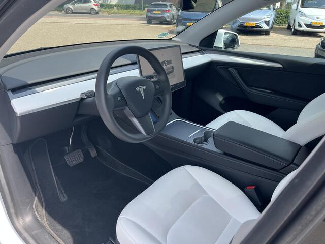 Tesla Model Y RWD 58 kWh AUTOPILOT | WIT LEDER | AFNEEMBARE TREKHAAK