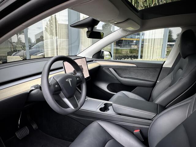 Tesla Model Y RWD 58 kWh Autopilot/ Panodak/ All Black