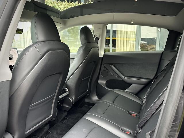 Tesla Model Y RWD 58 kWh Autopilot/ Panodak/ All Black