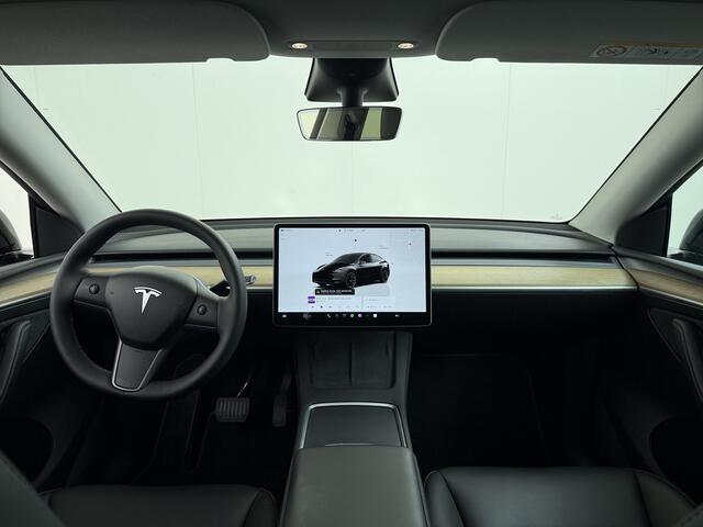 Tesla Model Y RWD LFP-Accu SOH 97% Lmv 20" Warmtepomp Adap.Cruise Navi Ecc Camera's Panoramadak Autopilot Stoel+Stuur+Achterbank Verwarming Elek.Achterklep Dodehoek detector Draadloze telefoonlader Origineel Nederlandse Auto