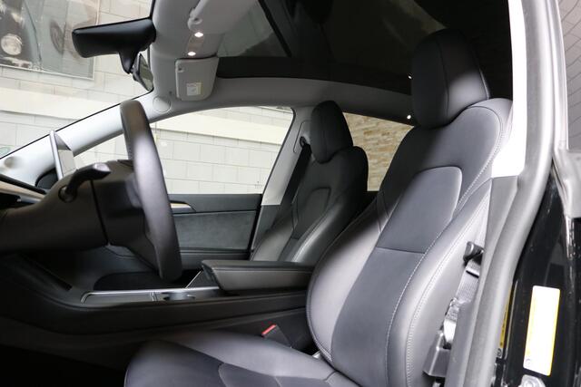 Tesla Model Y RWD 58 kWh | TREKHAAK | 20" LM VELGEN | ZWARTE DETAILS |
