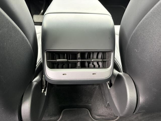 Tesla Model Y Long Range AWD 75 kWh SOH 92% | AFNEEMBARE TREKHAAK| ENHANCHED AUTOPILOT| RESTERENDE ALGEMENE FABRIEKSGARANTIE TESLA T/M 03-2028 OF 80.000KM| ACCU + AANDRIJFLIJN T/M 03-2032/ 192.000KM| RIJKLAAR GELEVERD