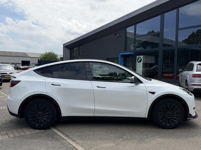Tesla Model Y RWD 58 kWh UNIEK!| |VAN ¤35.900:,- VOOR: 32.877,- UW WKVOORDEEL: 3.023,- | STOEL + STUURWIELVERWARMING l CARBON PAKKET | TESLA FABRIEKSGARANTIE 9-2027 OF TOT 80.000 KM |