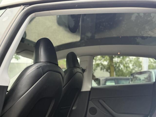 Tesla Model Y RWD 58 kWh UNIEK!| |VAN ¤35.900:,- VOOR: 32.877,- UW WKVOORDEEL: 3.023,- | STOEL + STUURWIELVERWARMING l CARBON PAKKET | TESLA FABRIEKSGARANTIE 9-2027 OF TOT 80.000 KM |