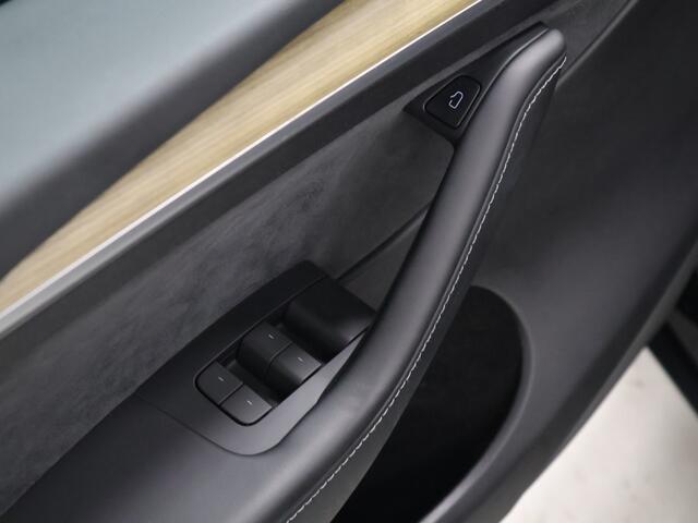 Tesla Model Y RWD 58 kWh [PANORAMADAK, APPLE CARPLAY, ANDROID AUTO, ELEKTRISCHE STOELEN, PDC, CAMERA, STOELVERWARMING, STUURVERWARMING, KEYLESS ENTRY, KEYLESS START, DODEHOEKDETECTIE, CLIMATE CONTROL, NIEUWSTAAT]