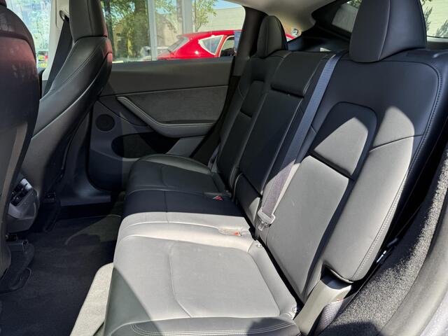 Tesla Model Y Long Range AWD 75 kWh VAN: 44.900,- VOOR: 42.877,- UW WKVOORDEEL: 2.023,- | SOH 94%| QUICKSILVER!| TESLA FABRIEKSGARANTIE TOT 02-2028/ 80.000KM | FABRIEKSGARANTIE OP ACCU & AANDRIJFLIJN TOT 2032 OF 192.000 KM | BTW VERREKENBAAR