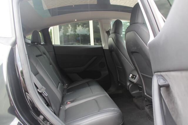 Tesla Model Y Long Range AWD 75 kWh / Autopilot / Panoramadak / Camera / 20'' / Keyless / Leder / Dodehoek / Navigatie / Stoelverwarming