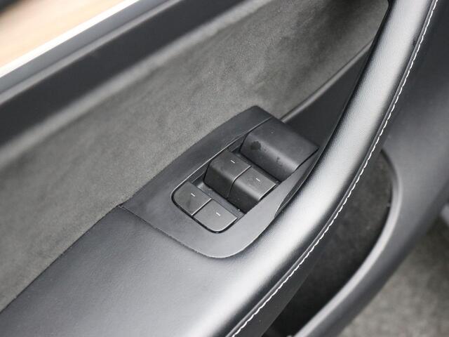 Tesla Model Y RWD 58 kWh / SoH 91% / Elektrische achterklep / Adaptief cruise control / Basic Autopilot / 360 Camera / Panoramadak / Stuur- Stoel & Voorruitverwarming / 1ste Eigenaar / NL Auto / BTW Auto /