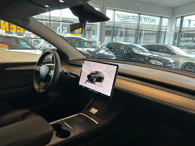 Tesla Model Y RWD 58 kWh Nederlandse auto | Panoramadak | Afneembare trekhaak | Stoelverwarming | Achteruitrijcamera | Parkeersensoren rondom | Lederen bekleding
